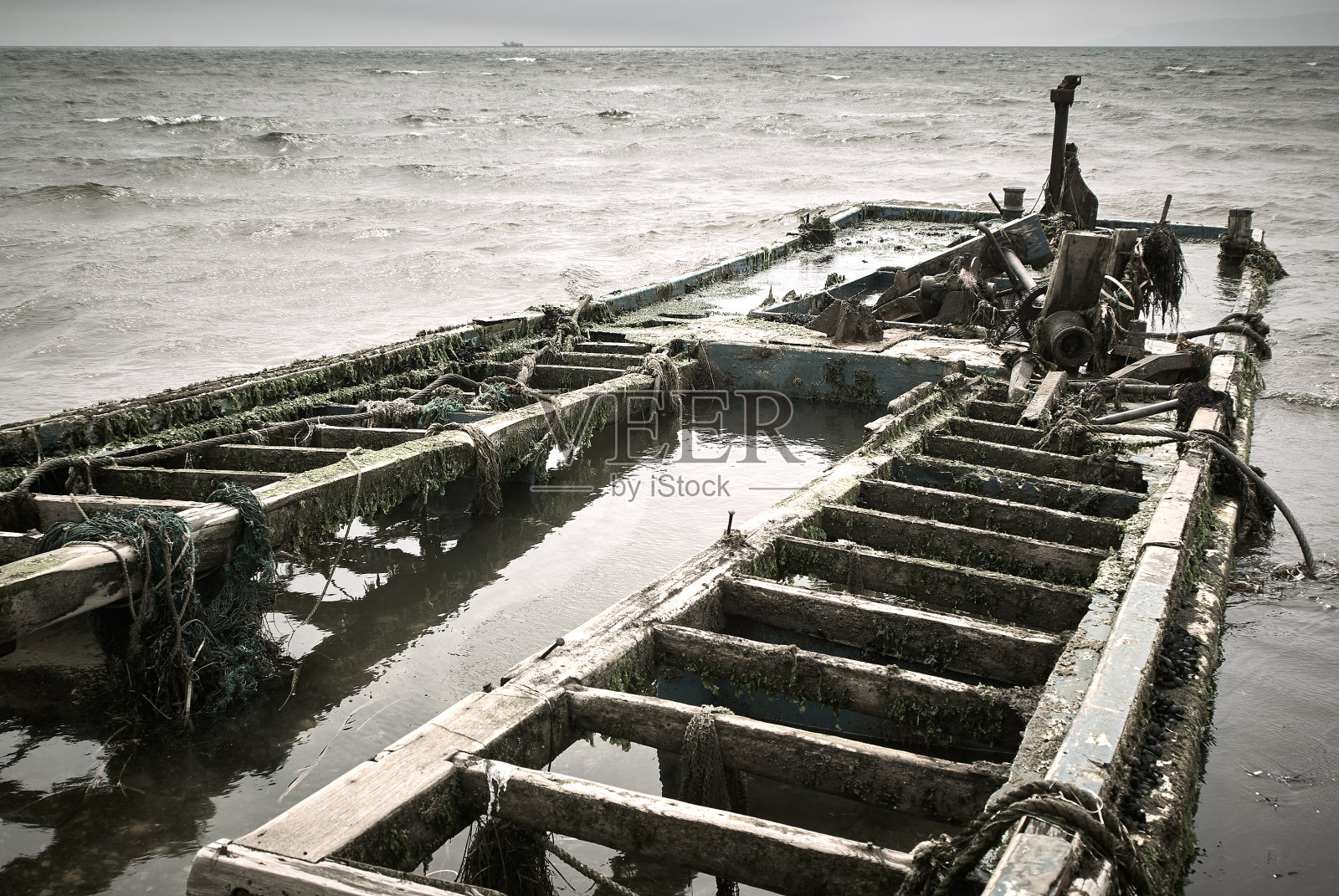 在千岛群岛,国后岛海岸的旧船难,阴沉的天气照片摄影图片