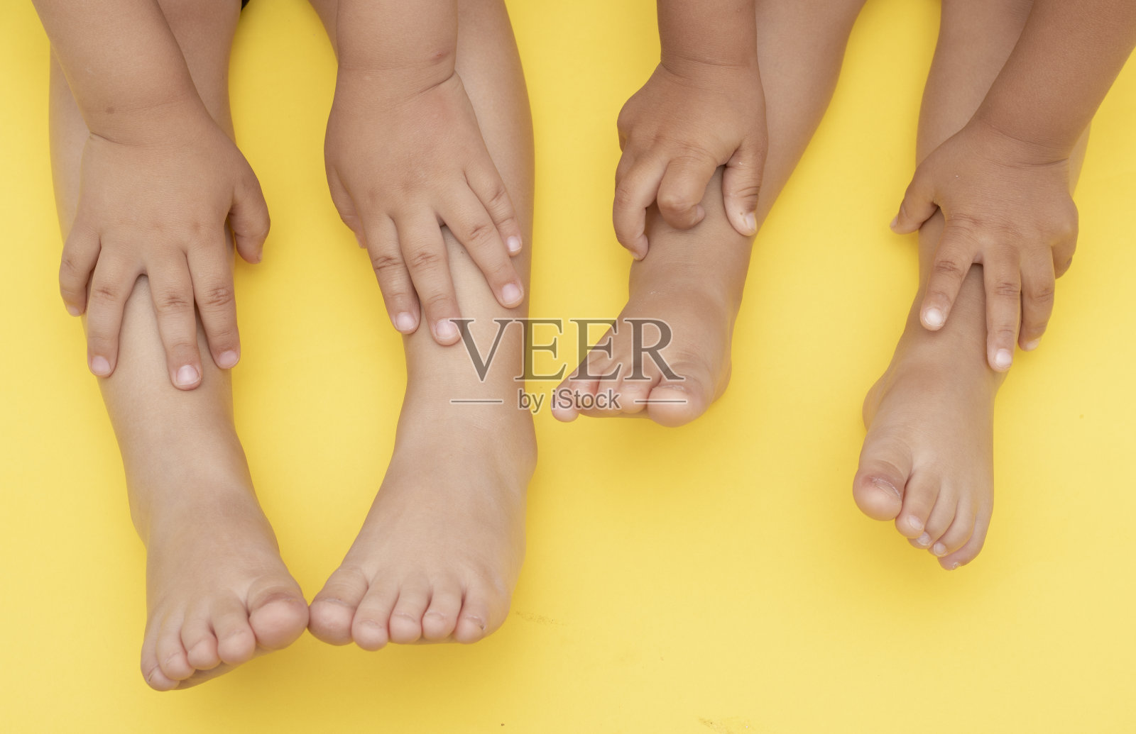 两个女孩的腿坐在一起,俯视图照片摄影图片