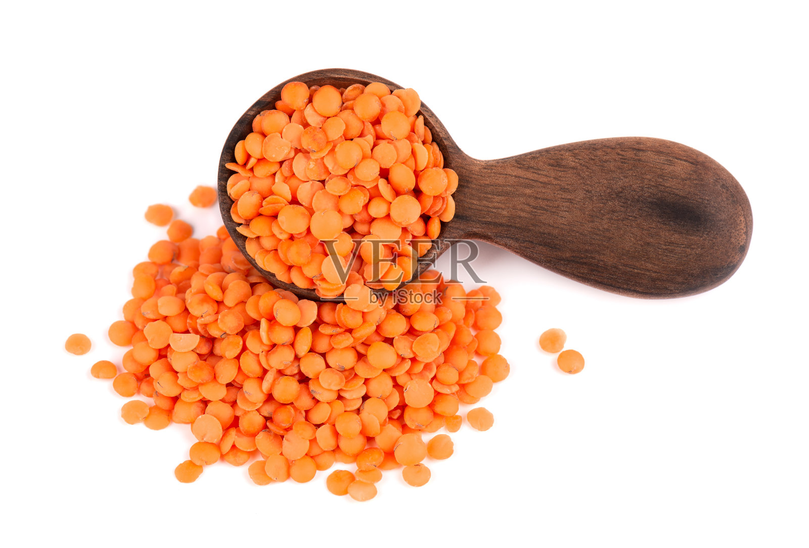 木勺里的红色小扁豆,孤立在白色背景上。照片摄影图片