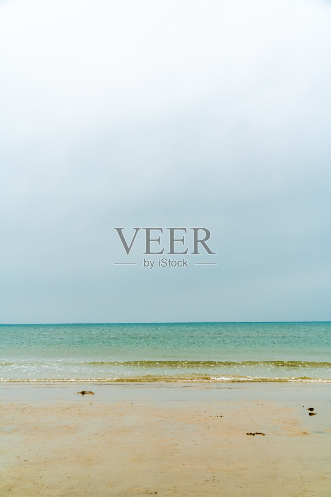 蓝天下的大海和沙滩照片摄影图片