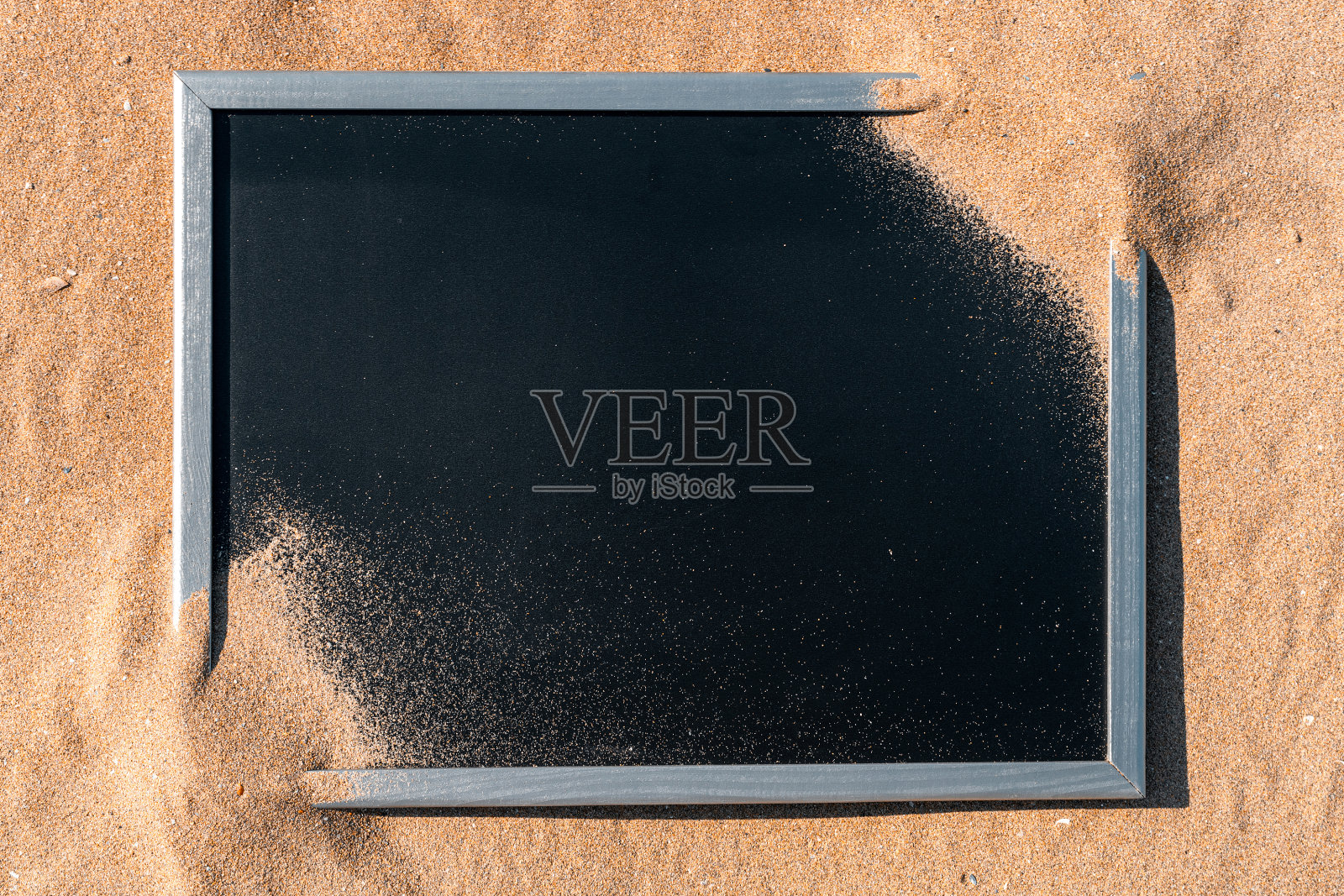 堆灰尘海滩纹理的海岸背景。堆沙漠沙孤立在黑色。假期背景与空间的文本。照片摄影图片