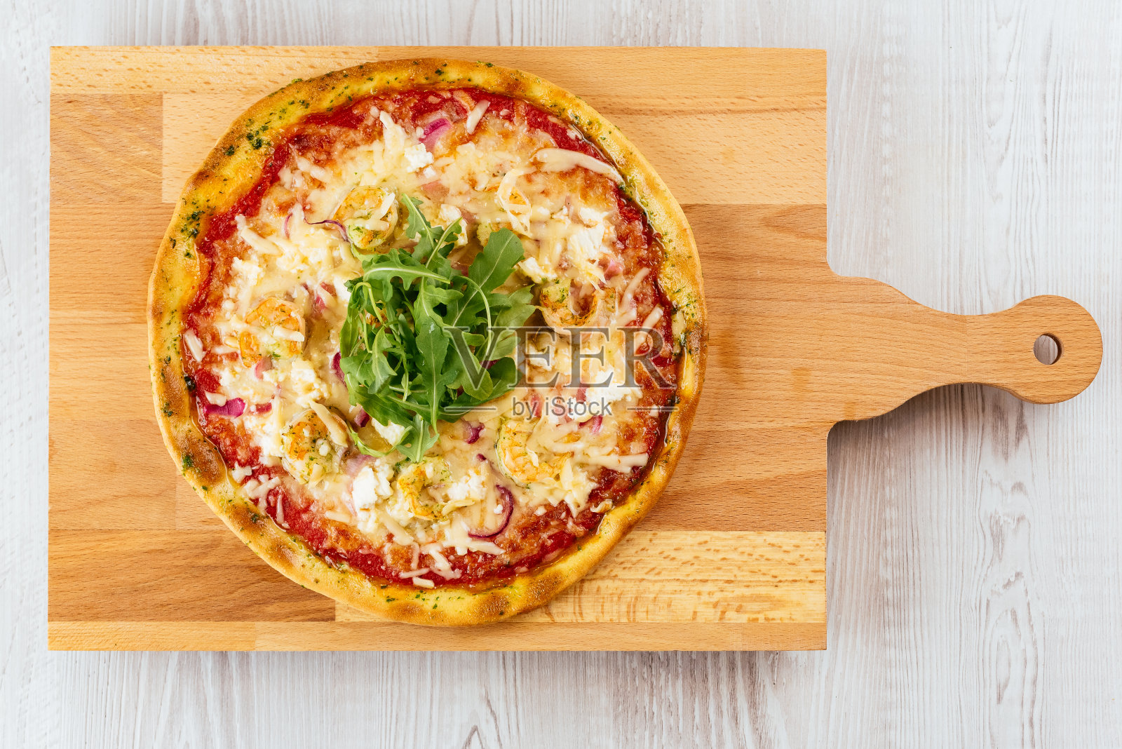 意大利披萨在木板和灯光背景照片摄影图片