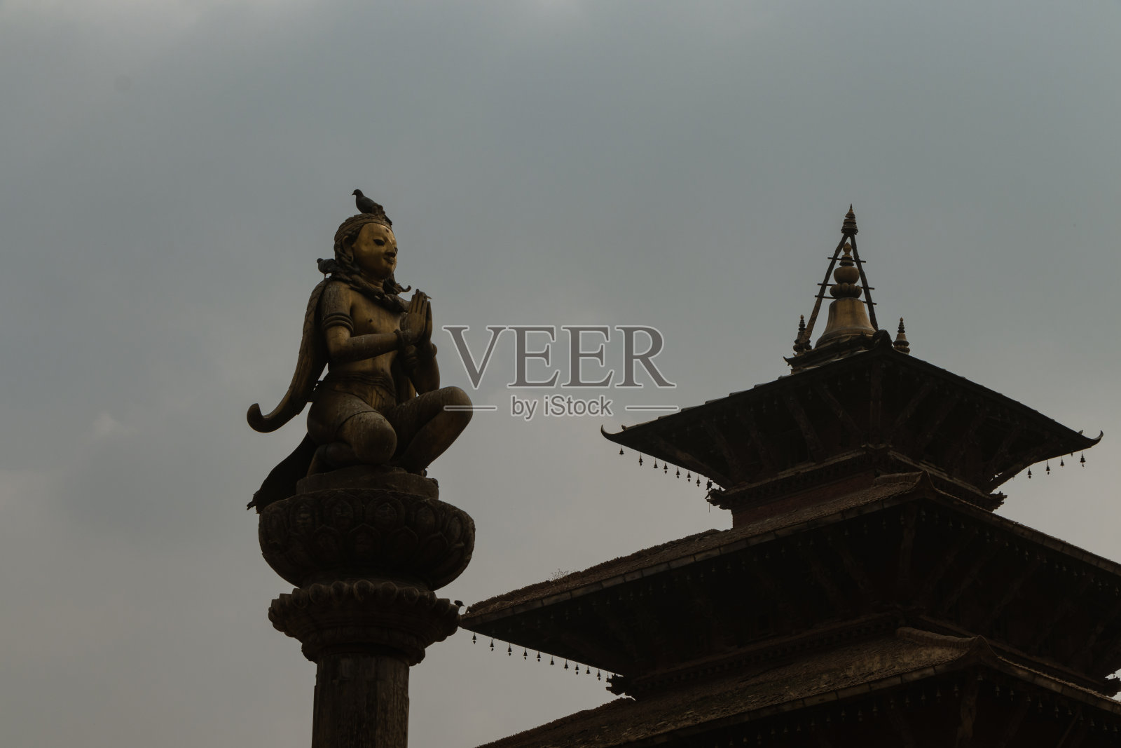 揭路荼雕像以合十礼的手势表示问候照片摄影图片