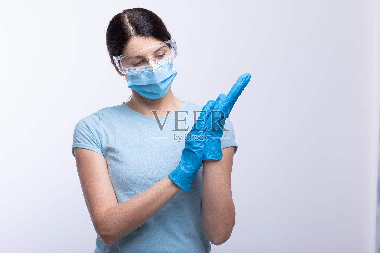 护士或医生穿戴和检查防护设备以防止病毒和细菌疾病照片摄影图片