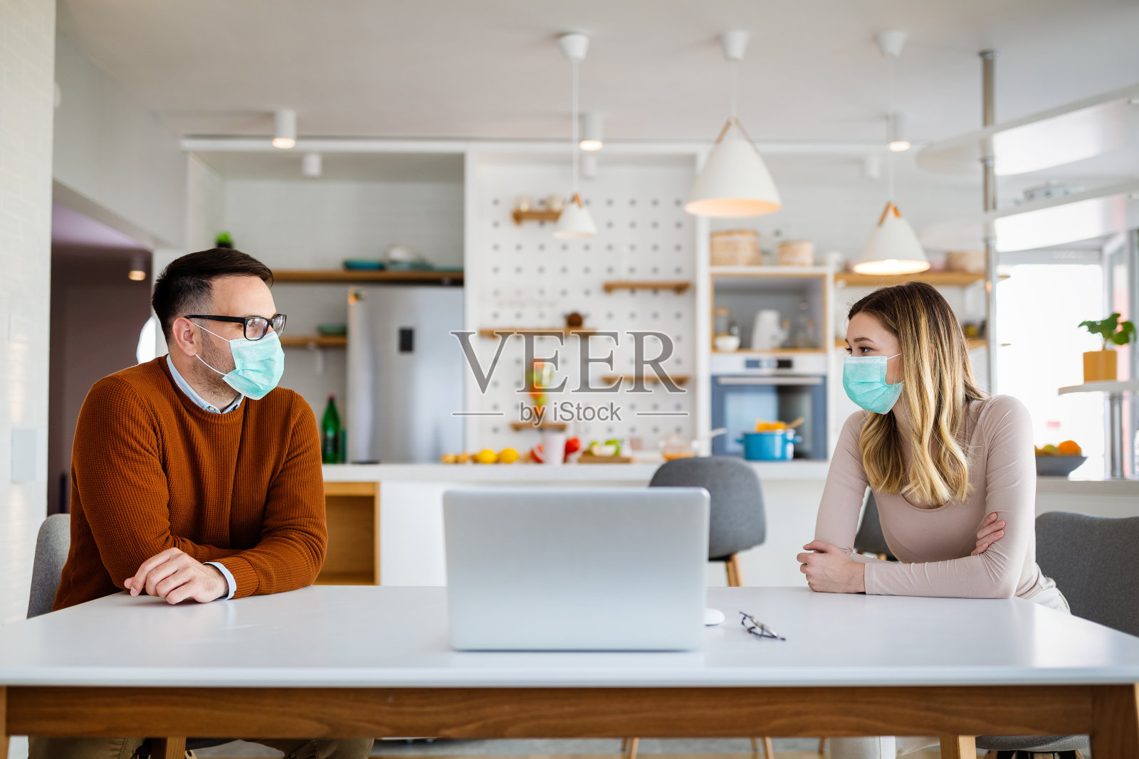 社交距离和在线工作的技术设备在家里,办公室照片摄影图片