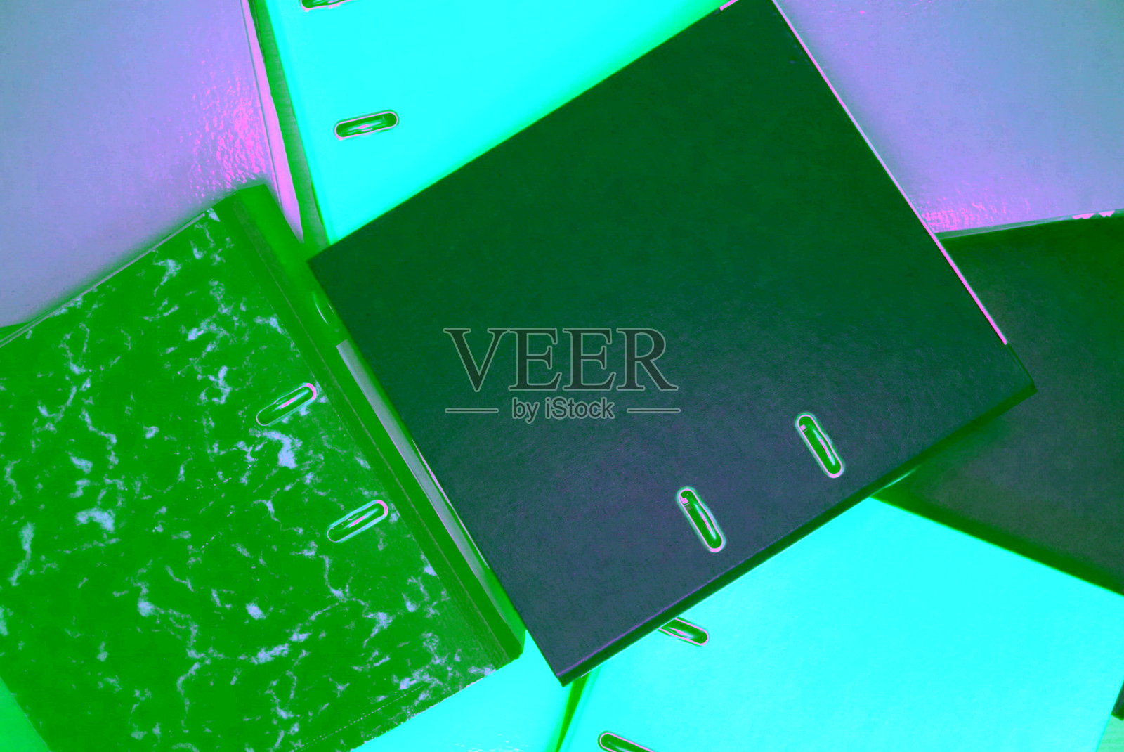 五彩缤纷的文具文件夹。有文件的塑料文件夹。俯视图照片摄影图片