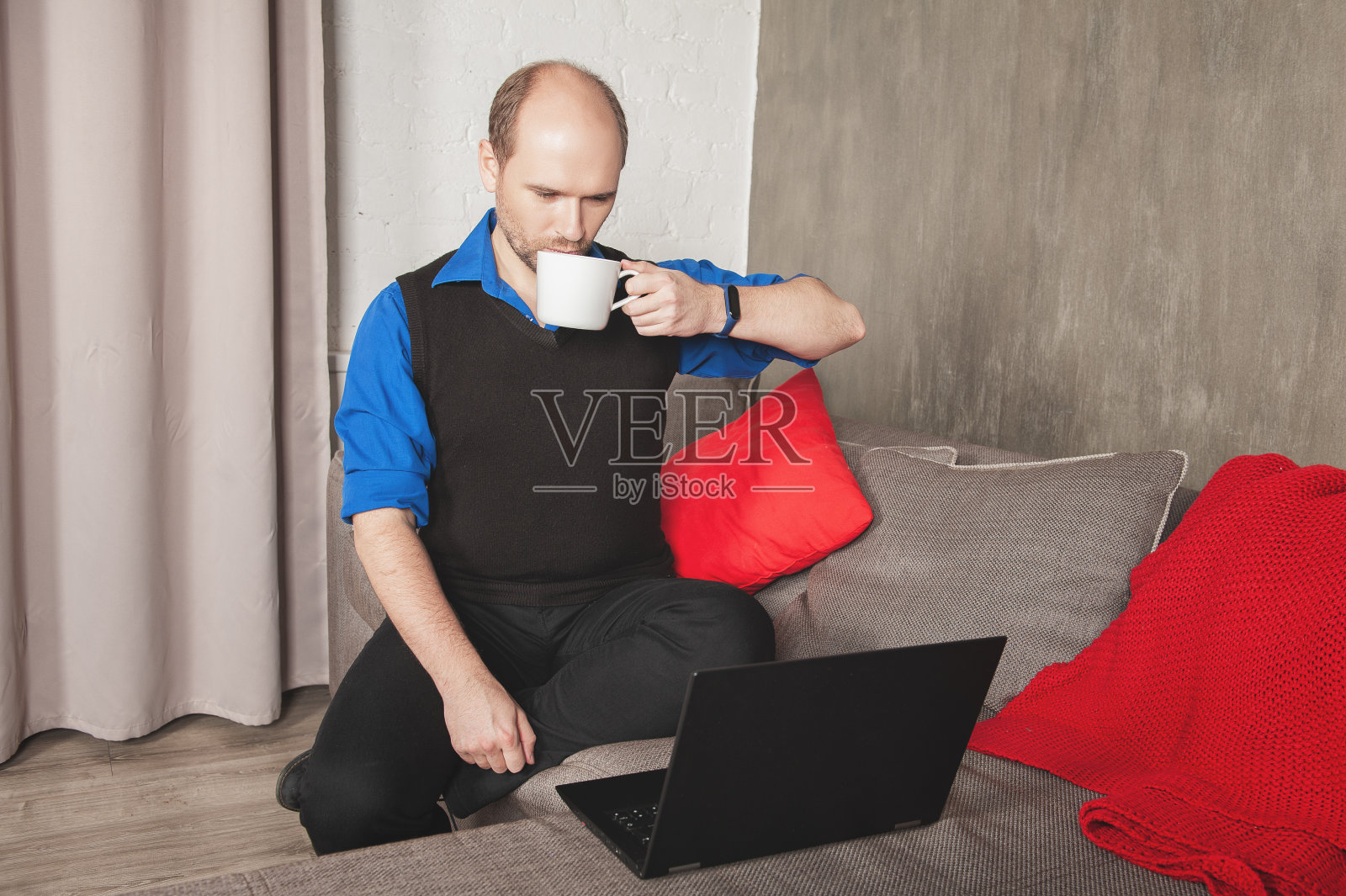 快乐的商人与一杯饮料在家里工作照片摄影图片