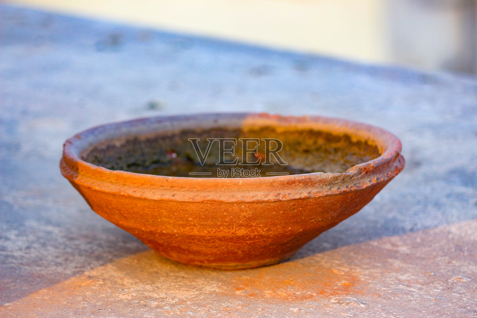 陶土水壶,在炎热的夏季为鸟类提供水照片摄影图片