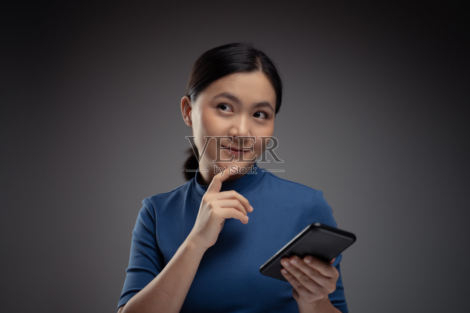 亚洲女人在智能手机上打字快乐。照片摄影图片