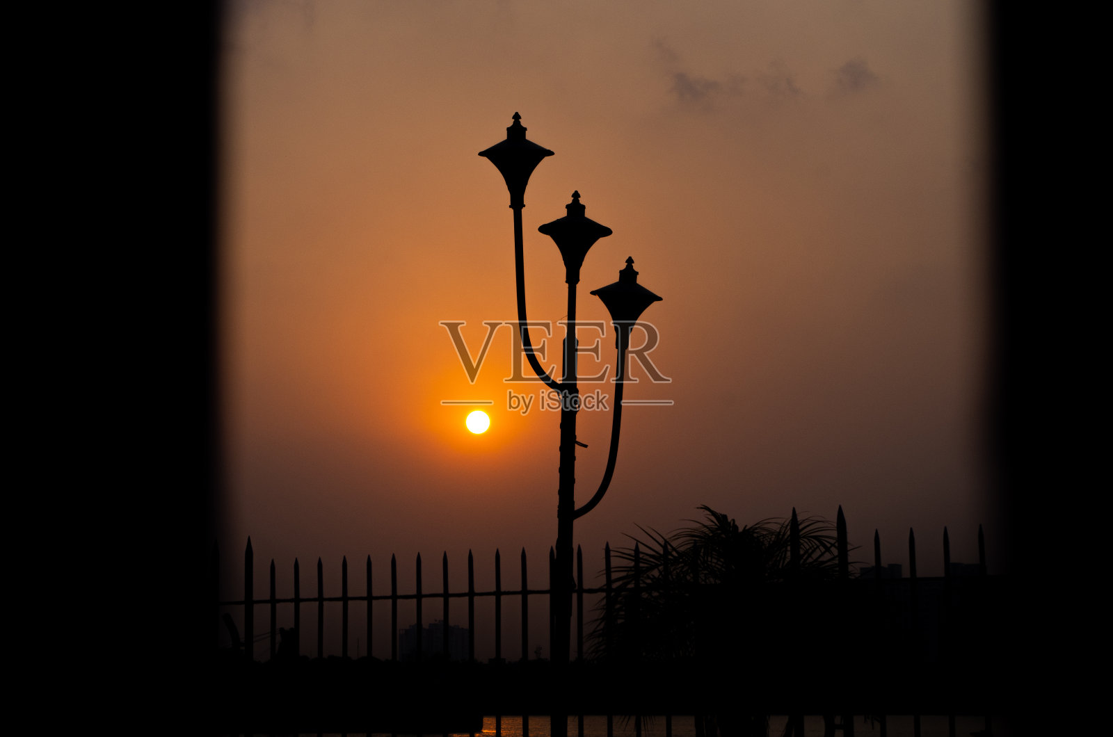 太阳和三盏灯照片摄影图片