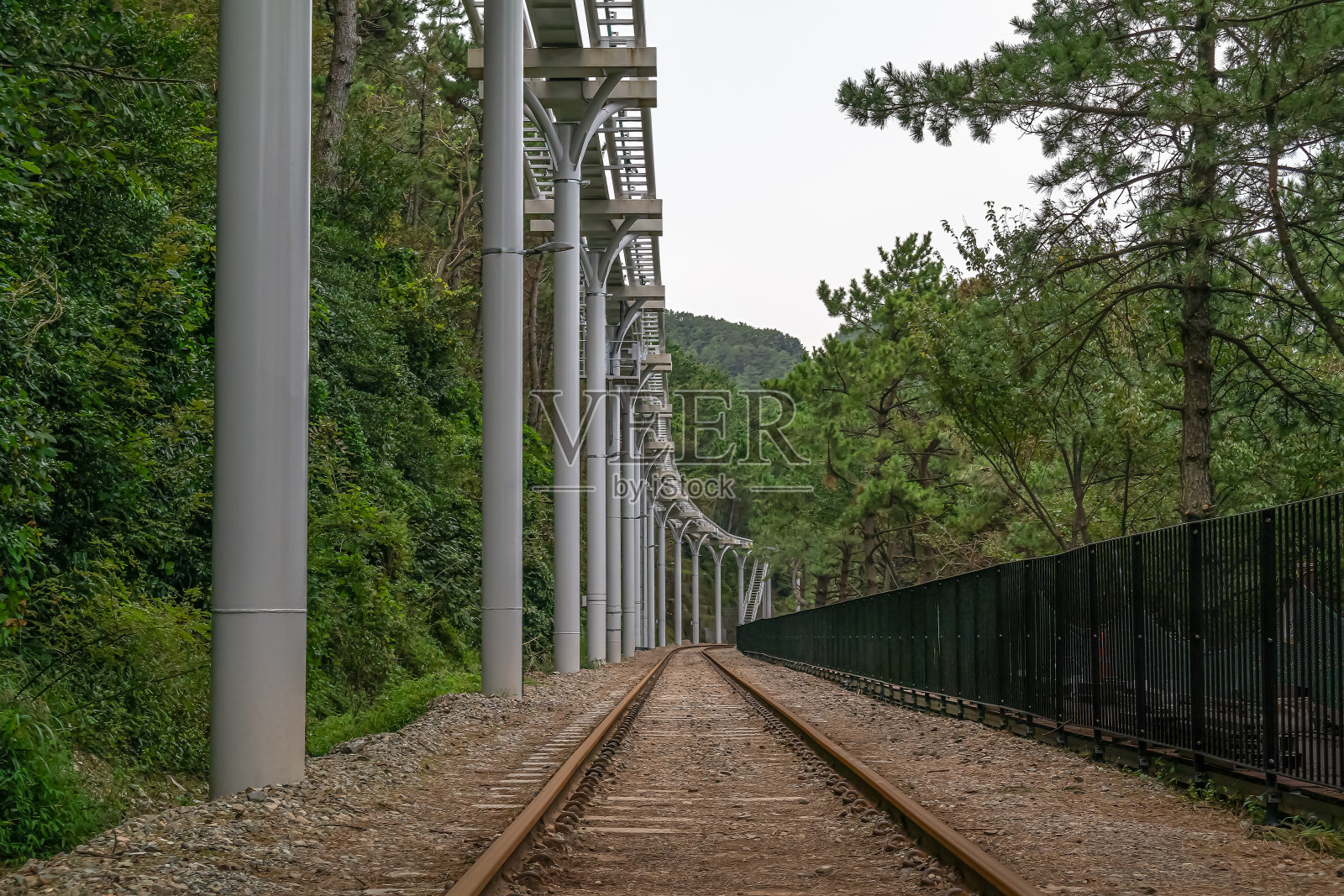 韩国釜山海云台的一条铁路。照片摄影图片
