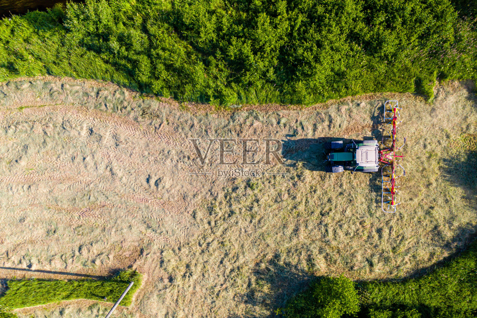 俯视图拖拉机与tedders,干燥的割草照片摄影图片