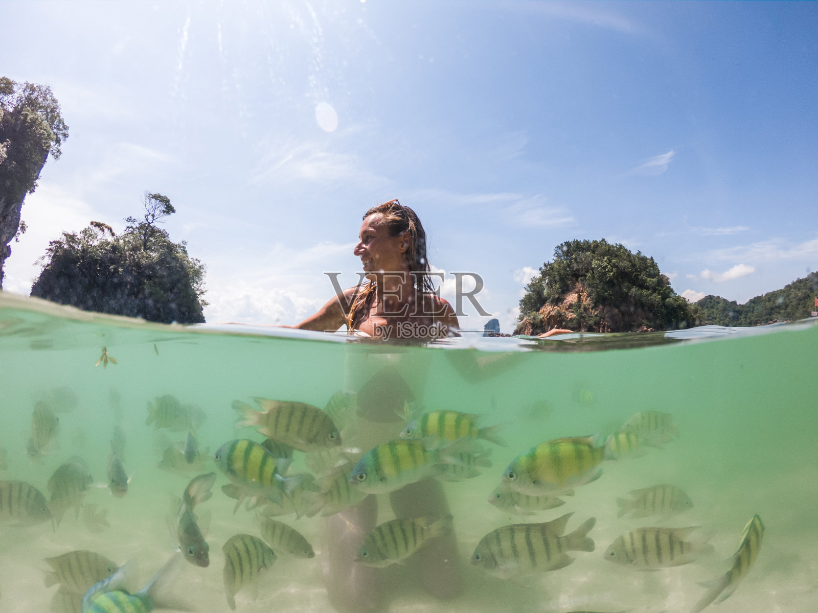 女子在热带海域放松,水下拍摄照片摄影图片