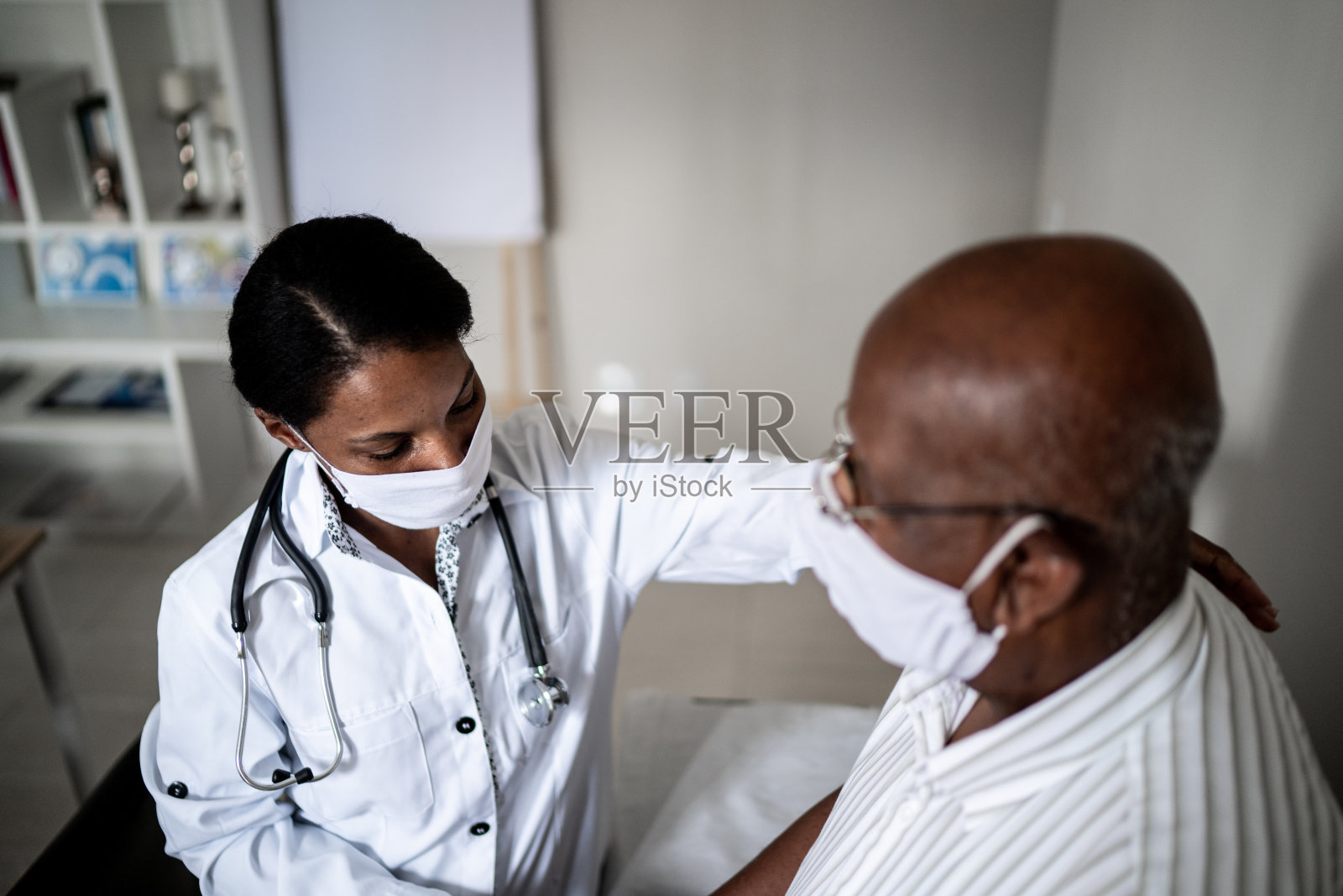 老男人在和医生预约——用口罩照片摄影图片