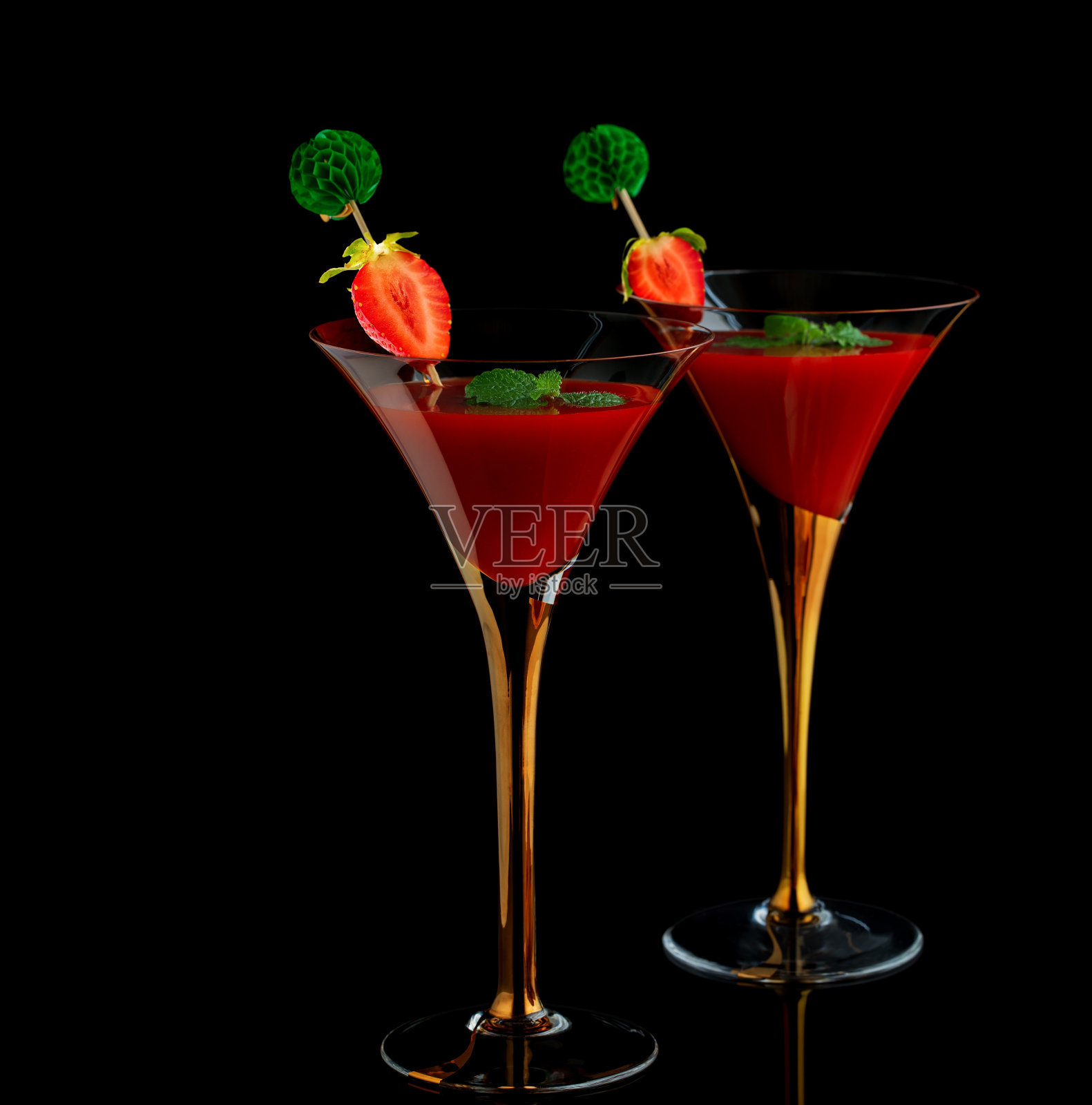 两杯草莓汁,玛格丽塔或红色马提尼鸡尾酒孤立在黑色背景反射。照片摄影图片
