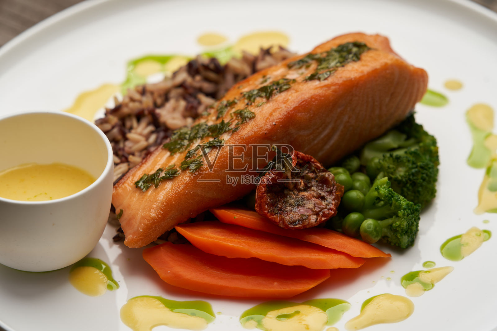 白盘子里的三文鱼片和米饭。烤三文鱼配米饭照片摄影图片