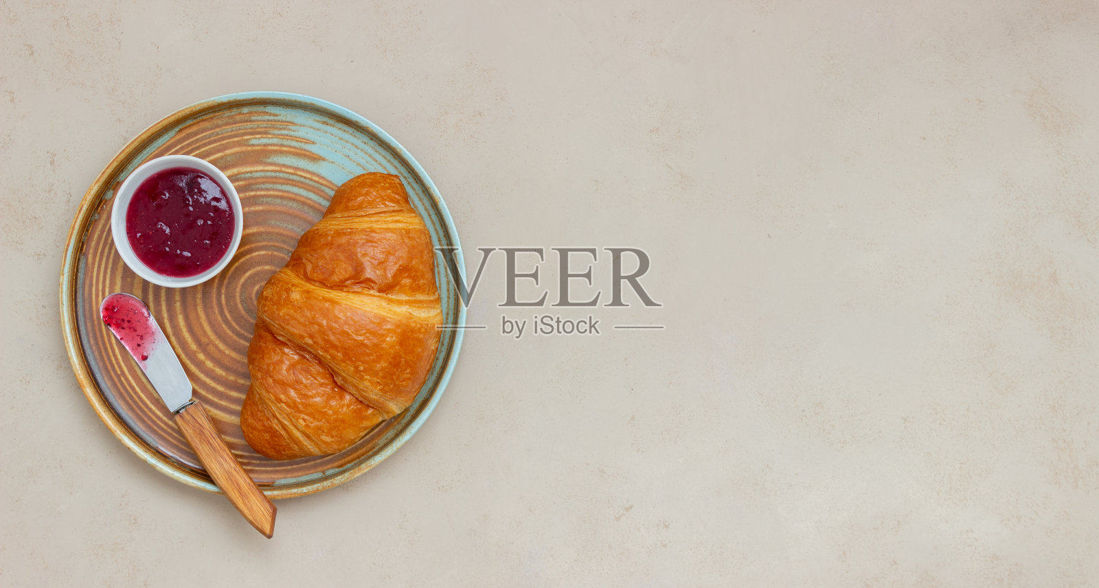 小红莓果酱牛角面包。早餐。素食。糕点。照片摄影图片