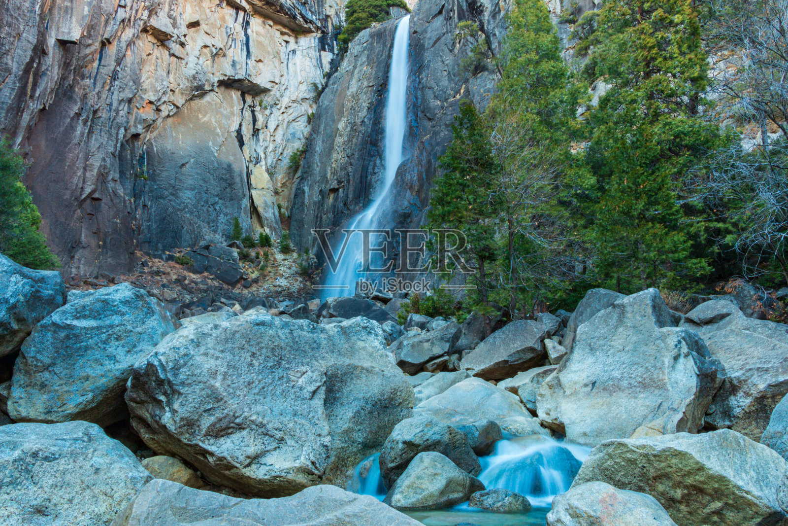约塞米蒂国家公园的约塞米蒂瀑布照片摄影图片