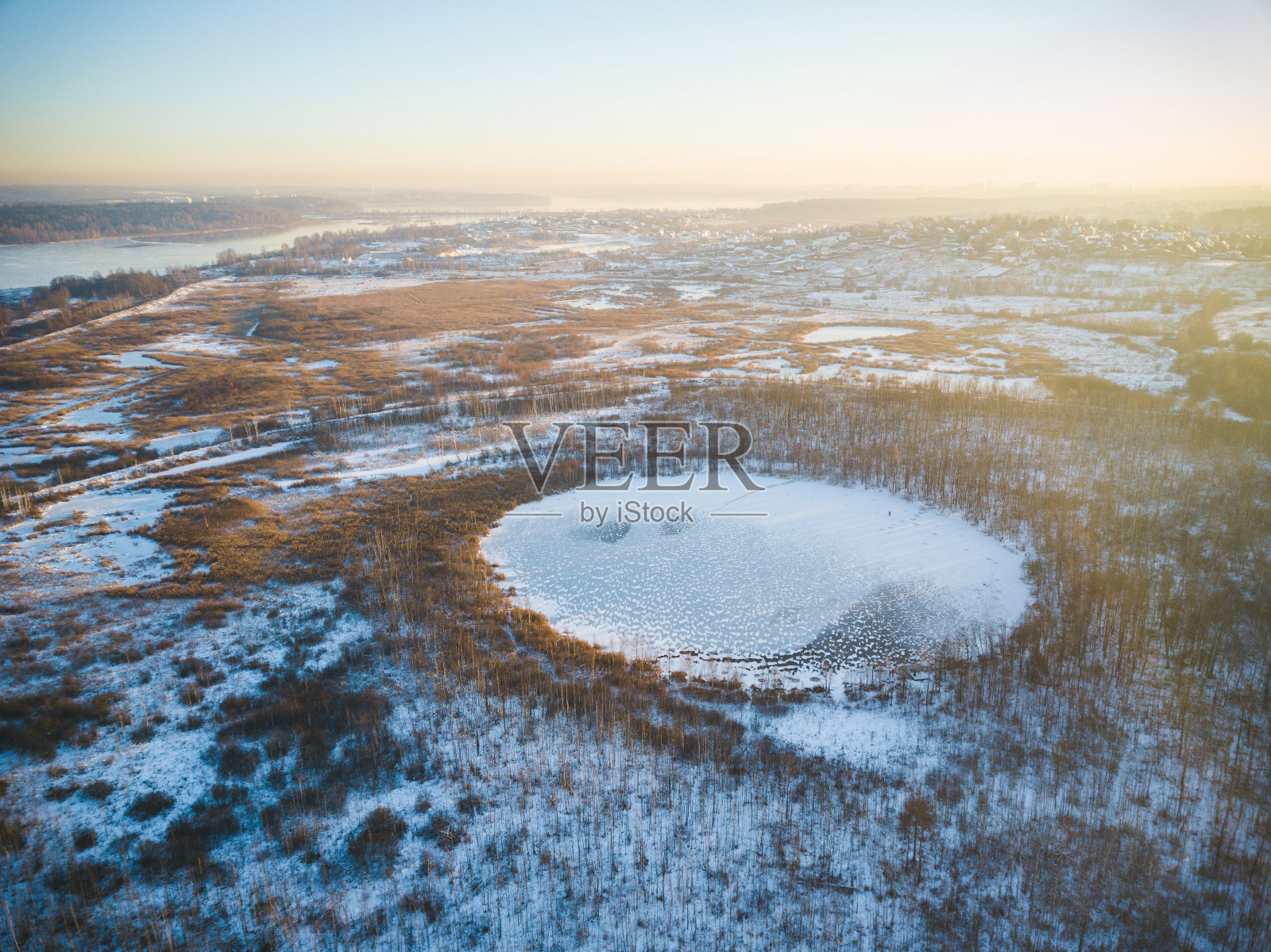 莫斯科地区的无底洞环湖。俄罗斯。鸟瞰图照片摄影图片