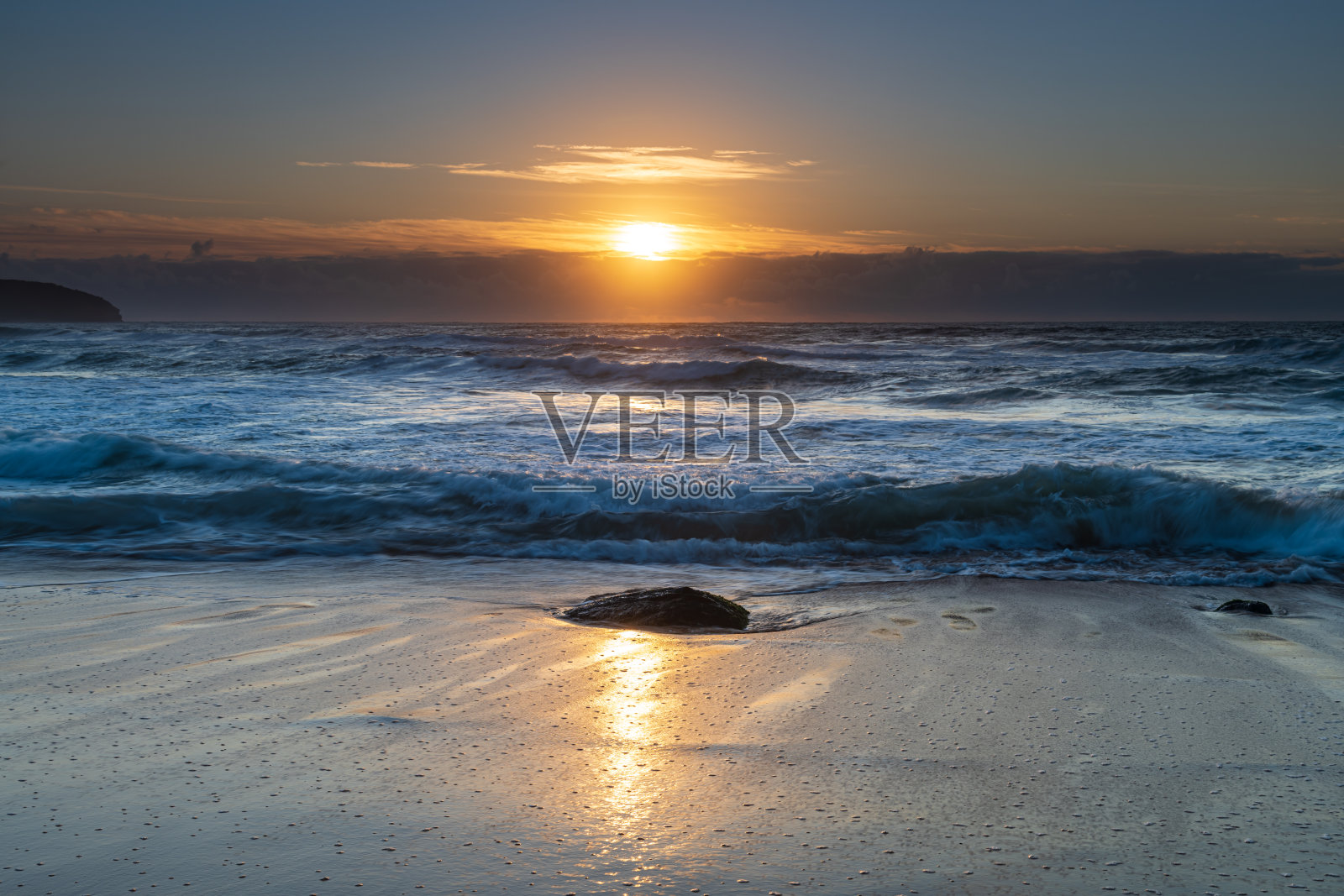 日出的海景与轻云,海浪和岩石照片摄影图片