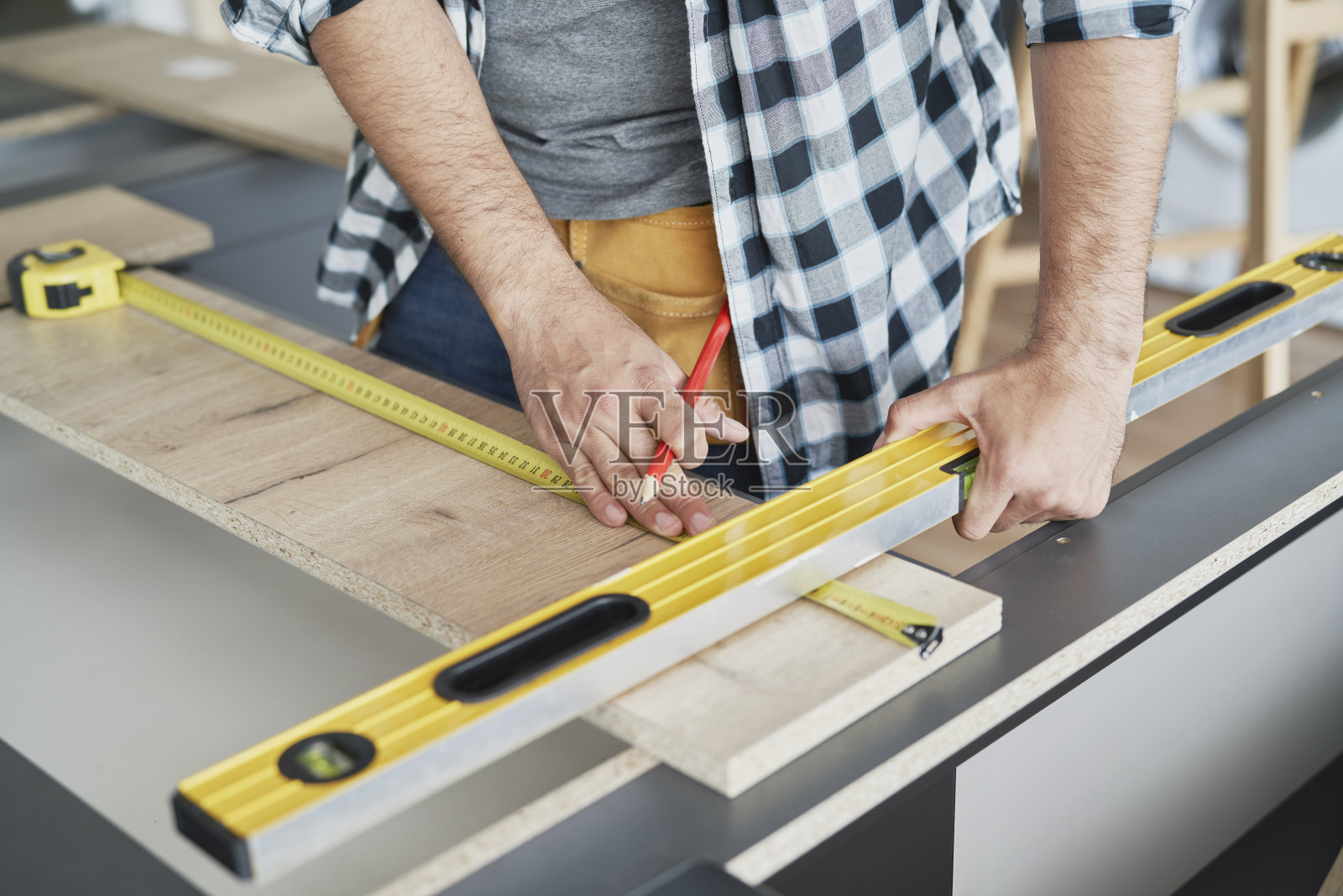 人的特写使用水平尺和卷尺照片摄影图片