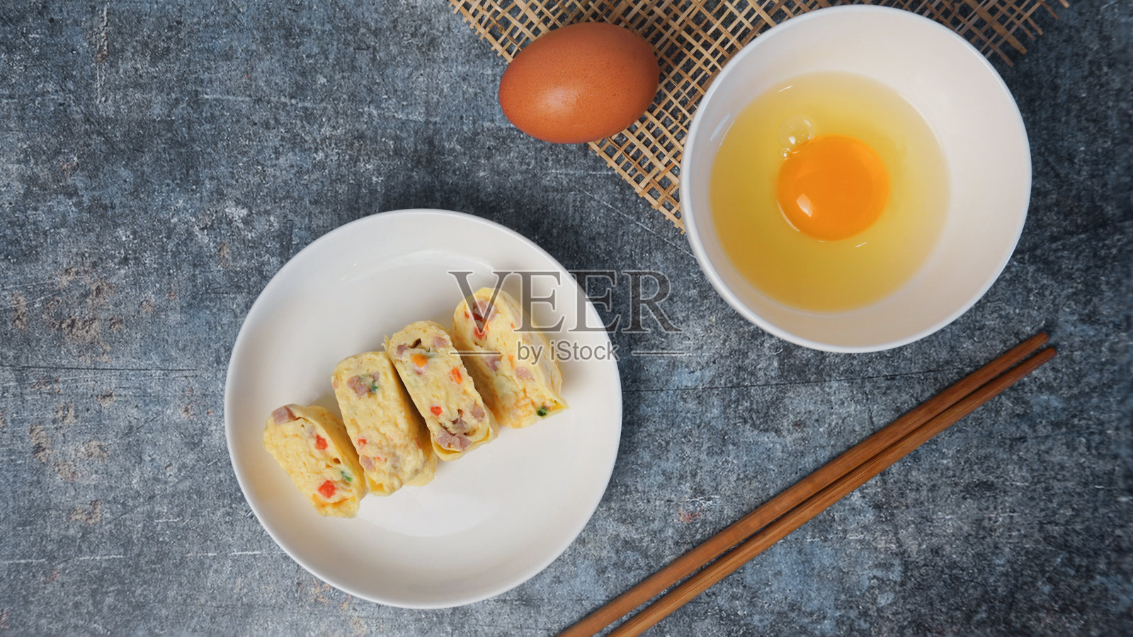 煎蛋卷,蛋卷配蔬菜和火腿。照片摄影图片