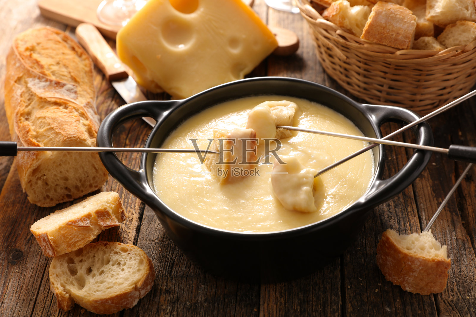 奶酪火锅配葡萄酒和法棍面包照片摄影图片