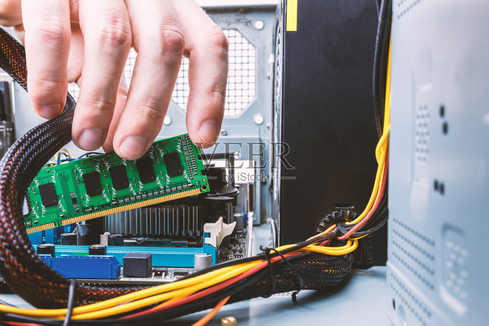 男性或技术工人安装DDR内存模块到桌面电脑外壳。关闭了。看电脑机箱里面。设备服务理念照片摄影图片