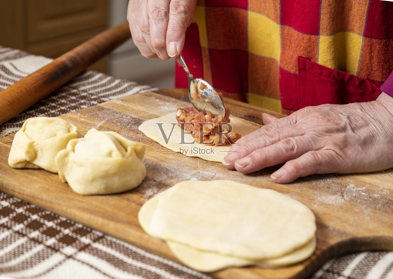 用碎牛肉做螳螂的女人照片摄影图片