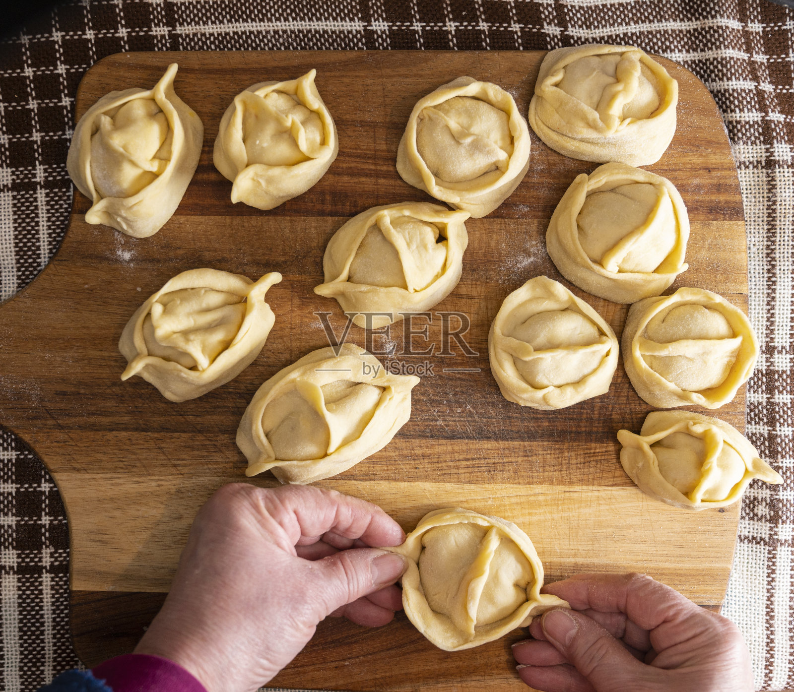 用碎牛肉做螳螂的女人照片摄影图片