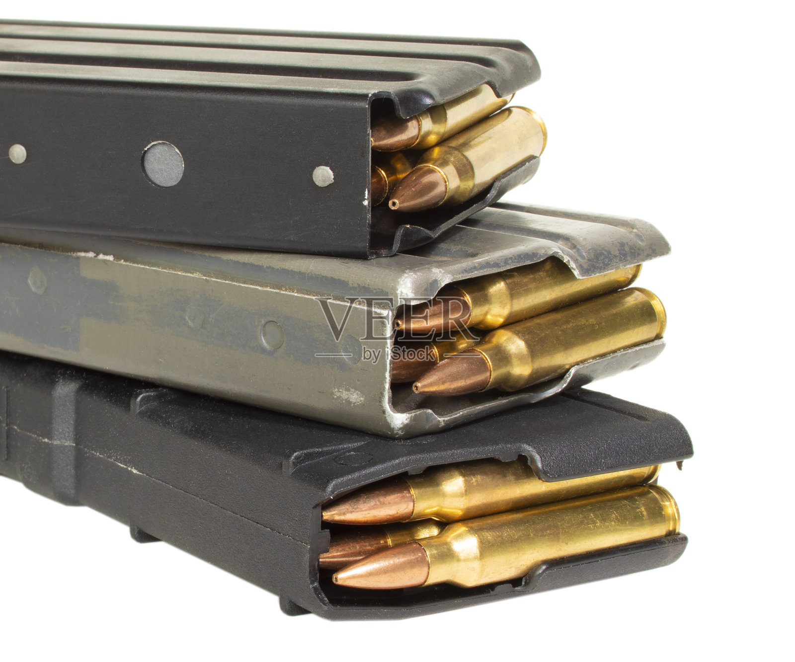 三种不同的AR-15弹夹,子弹被隔离在白色上照片摄影图片