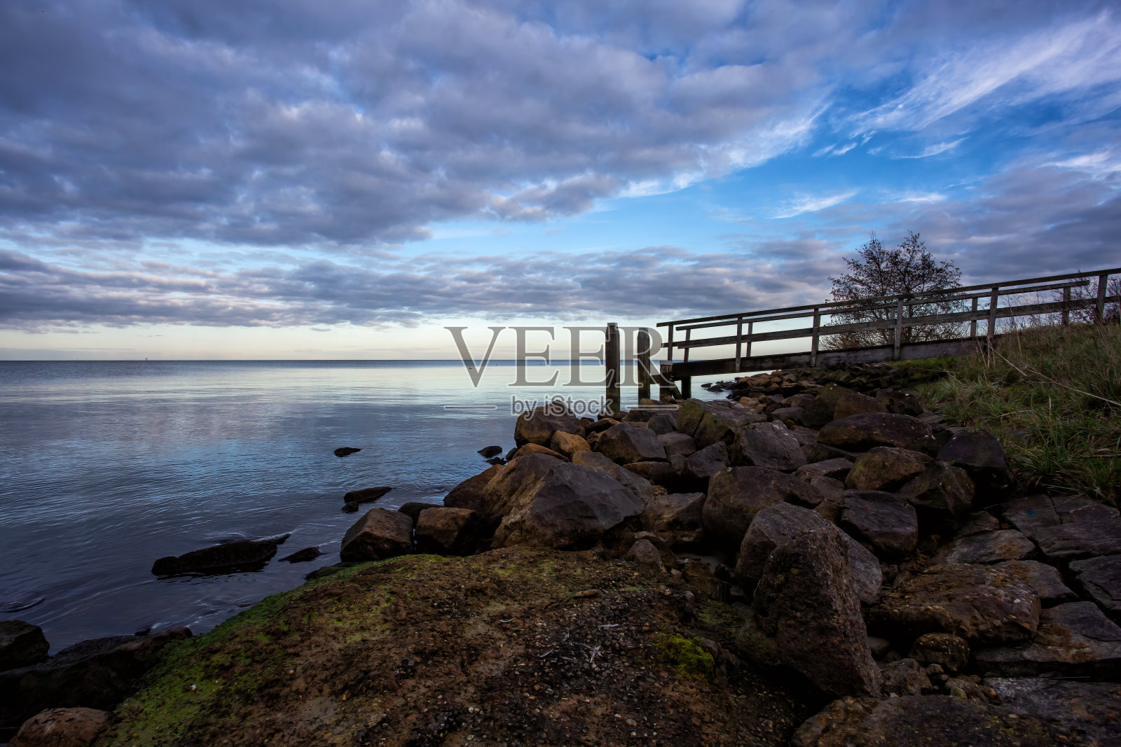 日落时荷兰IJsselmeer海岸的景色照片摄影图片