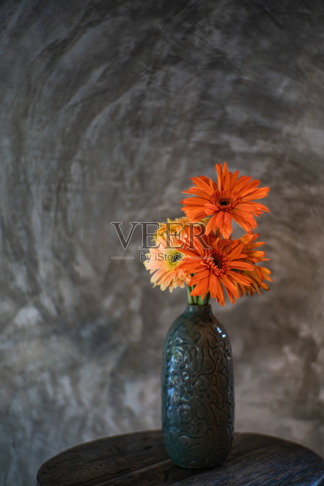 美丽的一束黄色和橙色的非洲菊。照片摄影图片