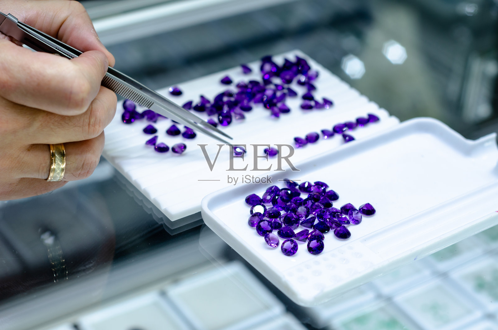 在珠宝店出售的紫水晶面宝石。照片摄影图片