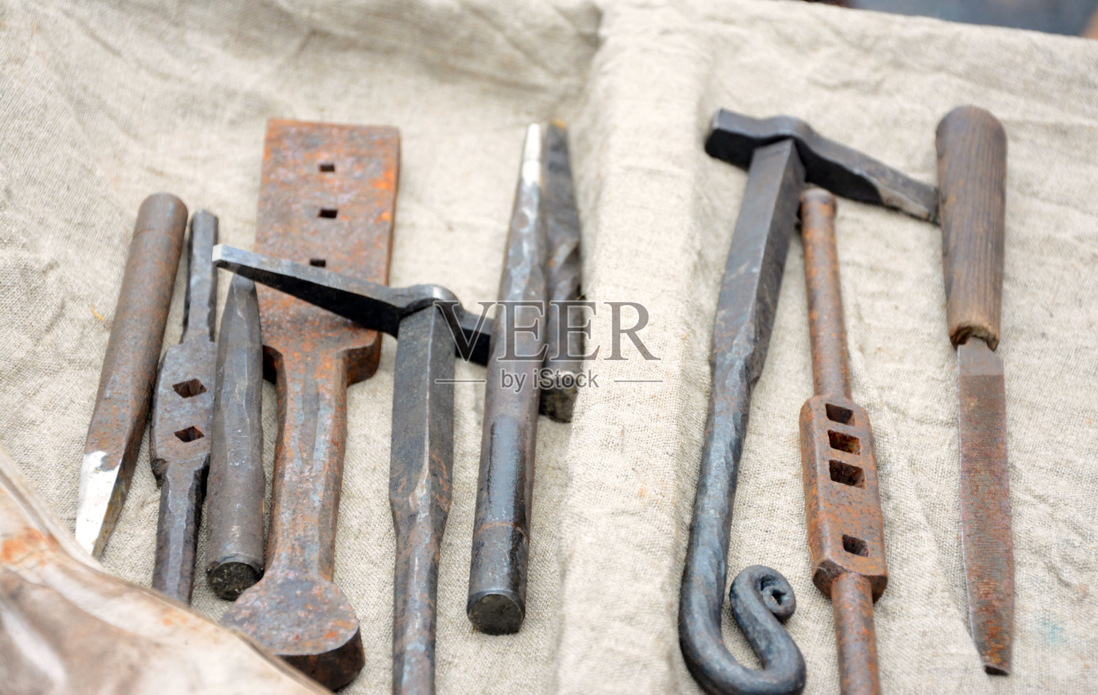 灰色织物上的旧工具照片摄影图片