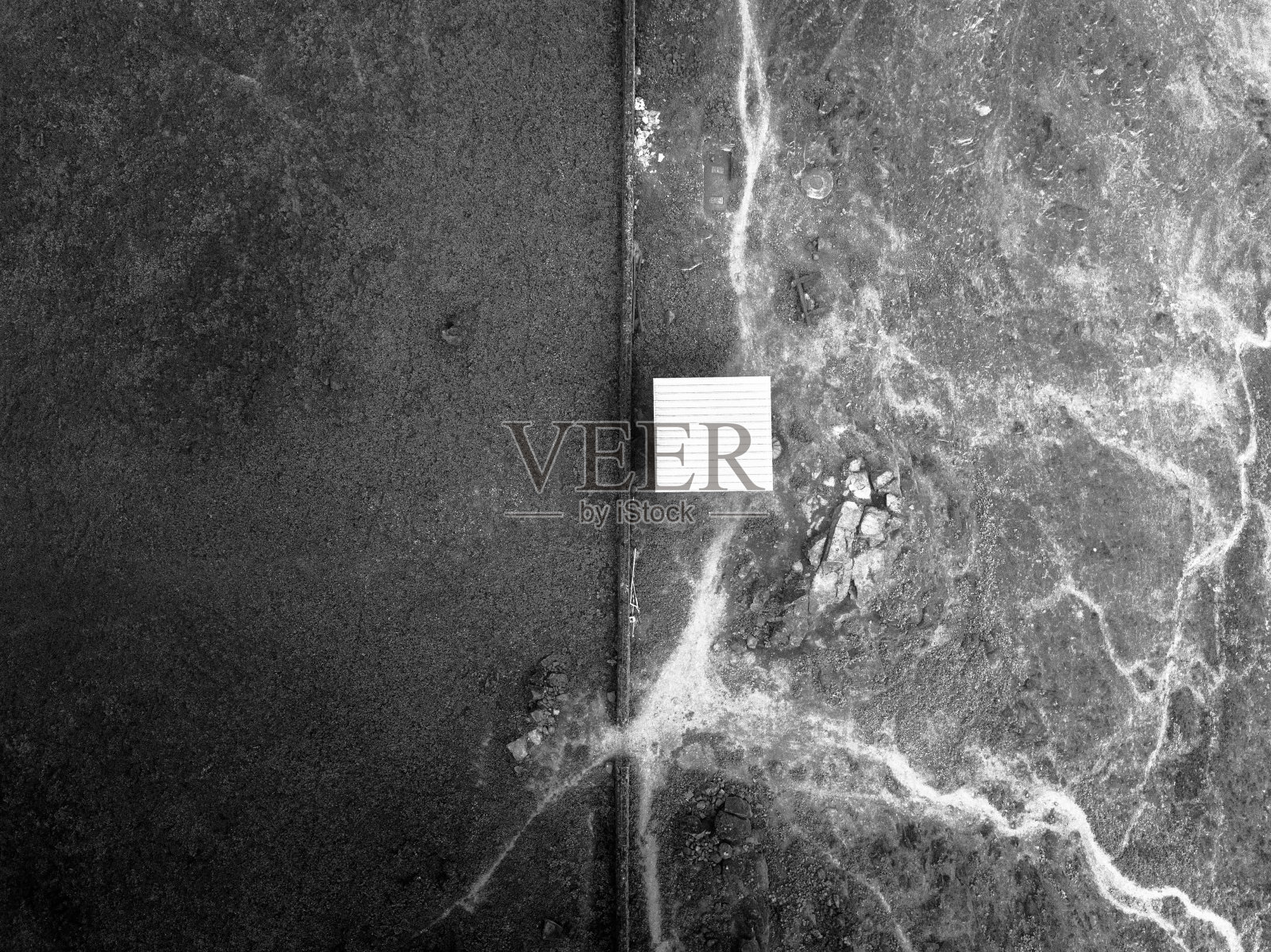 在秘鲁利马地区之间的边境墙的航拍图像。瞭望塔的控制。照片摄影图片