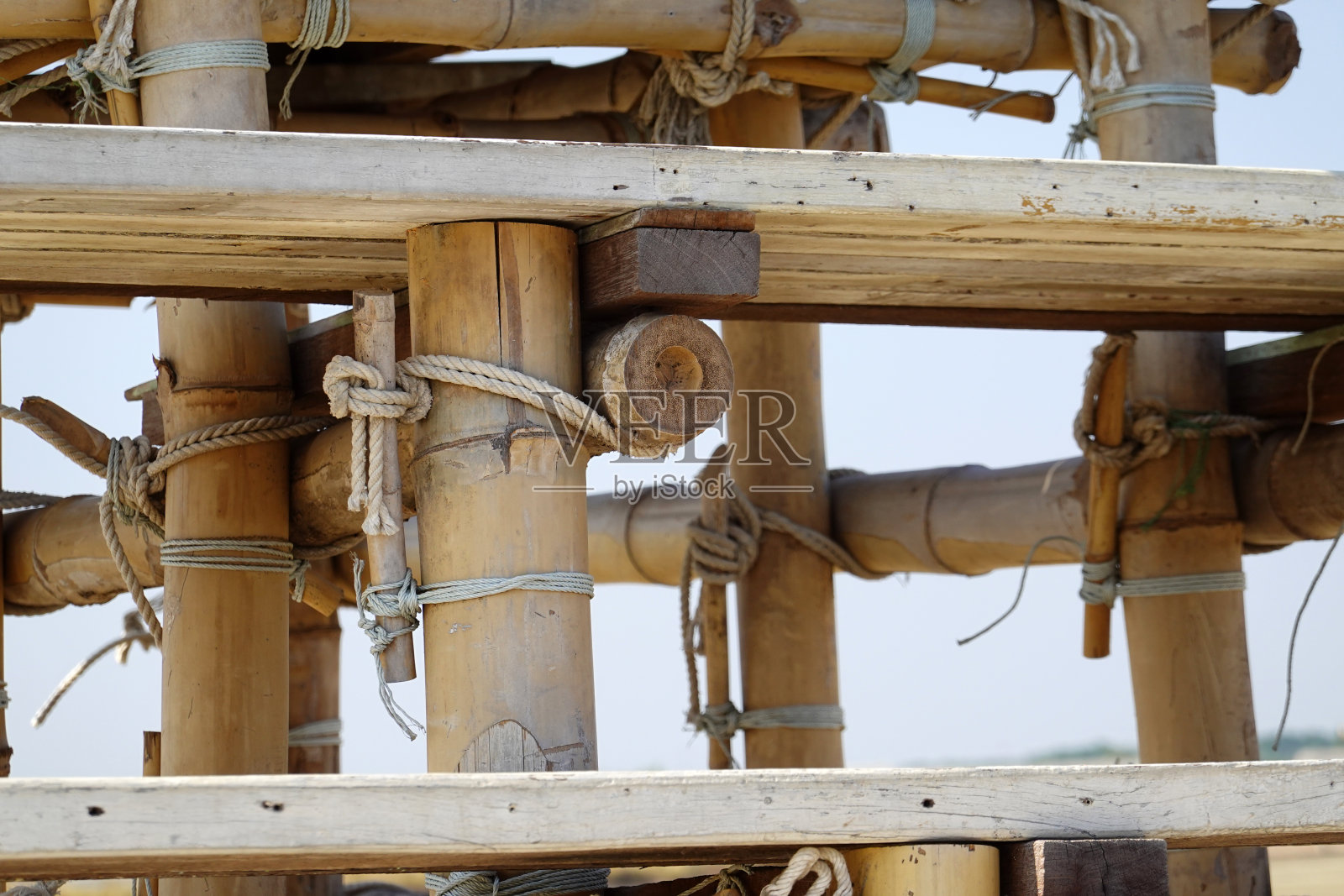 用竹子绑紧绳子,作为建筑施工的支架。照片摄影图片