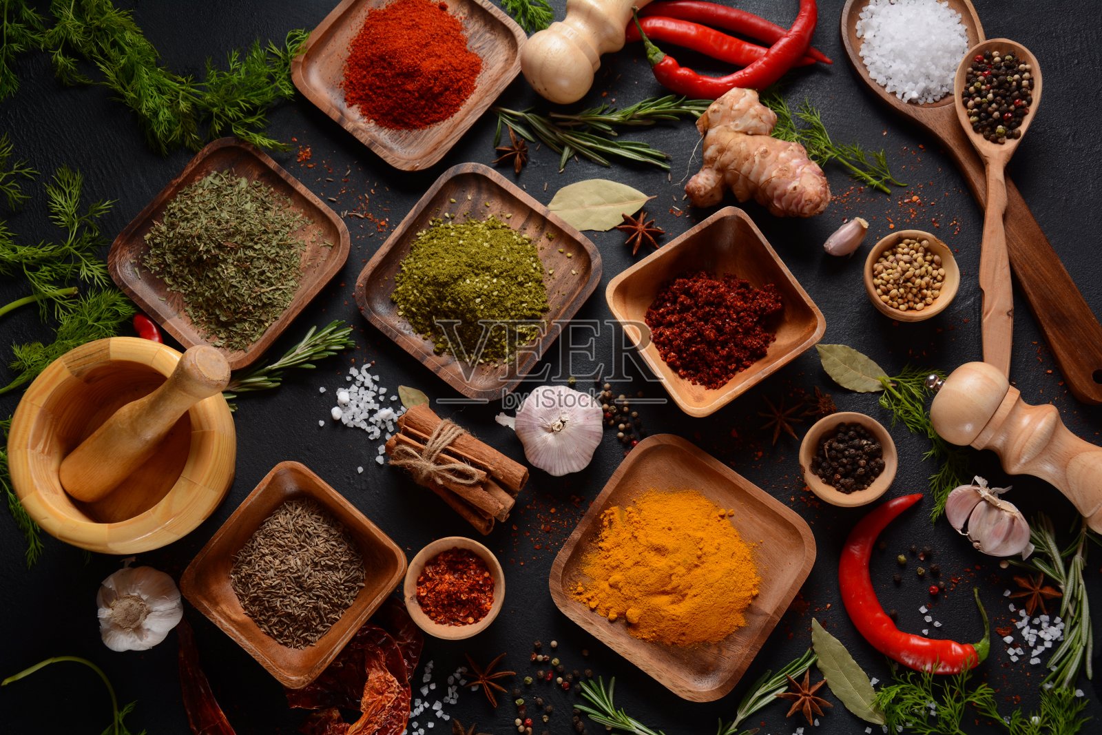 厨房桌子上的各种香料和草药照片摄影图片