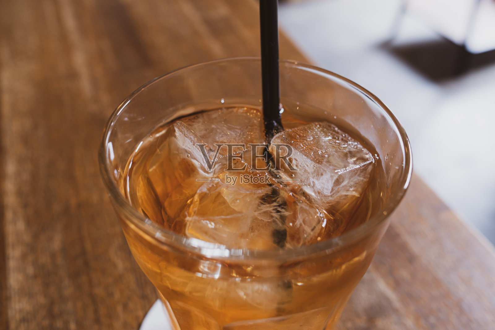 下午茶时间喝冰茶照片摄影图片