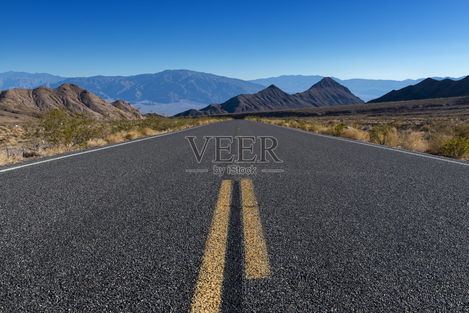 加州通往死亡谷的空旷道路照片摄影图片