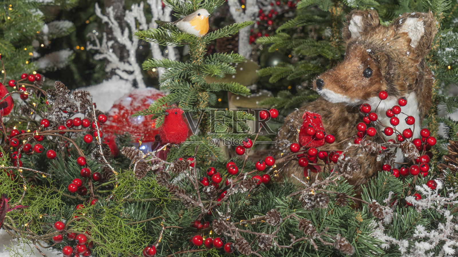 圣诞节和新年装饰。许多不同的玩具在鸟和狐狸的形式。新年快乐概念照片摄影图片