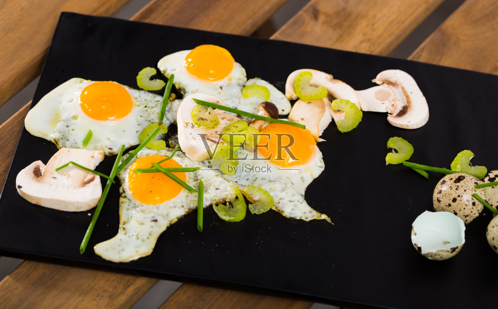 鹌鹑蛋配香槟照片摄影图片