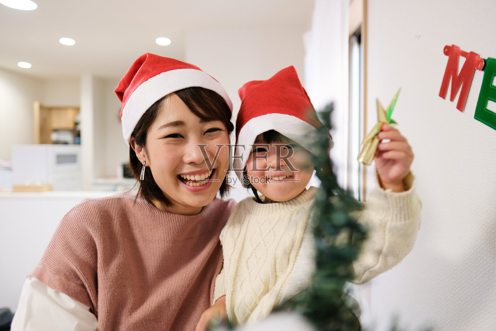 母亲和女儿在圣诞节的肖像照片摄影图片