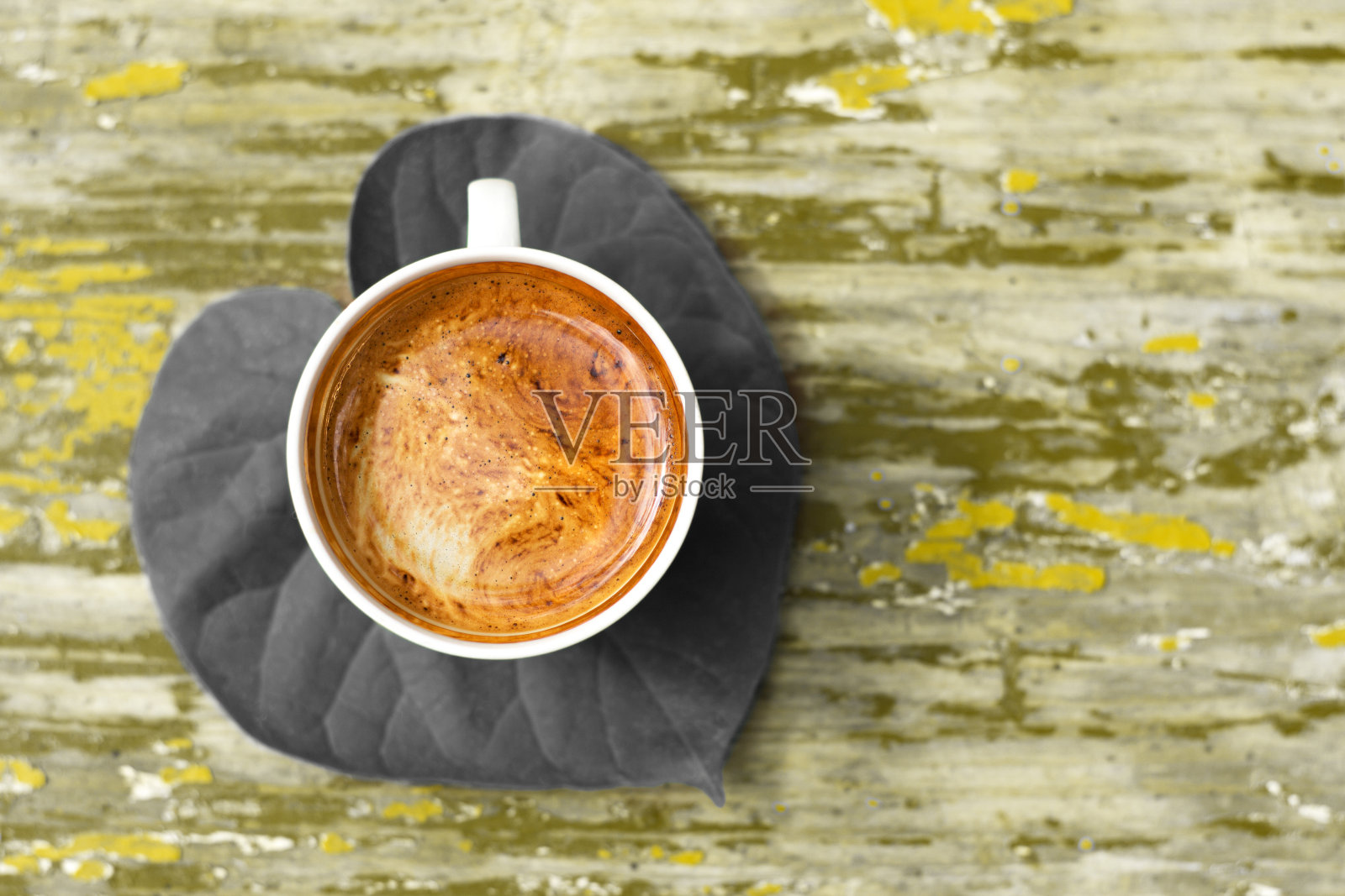 绿叶上的一杯咖啡。照片摄影图片