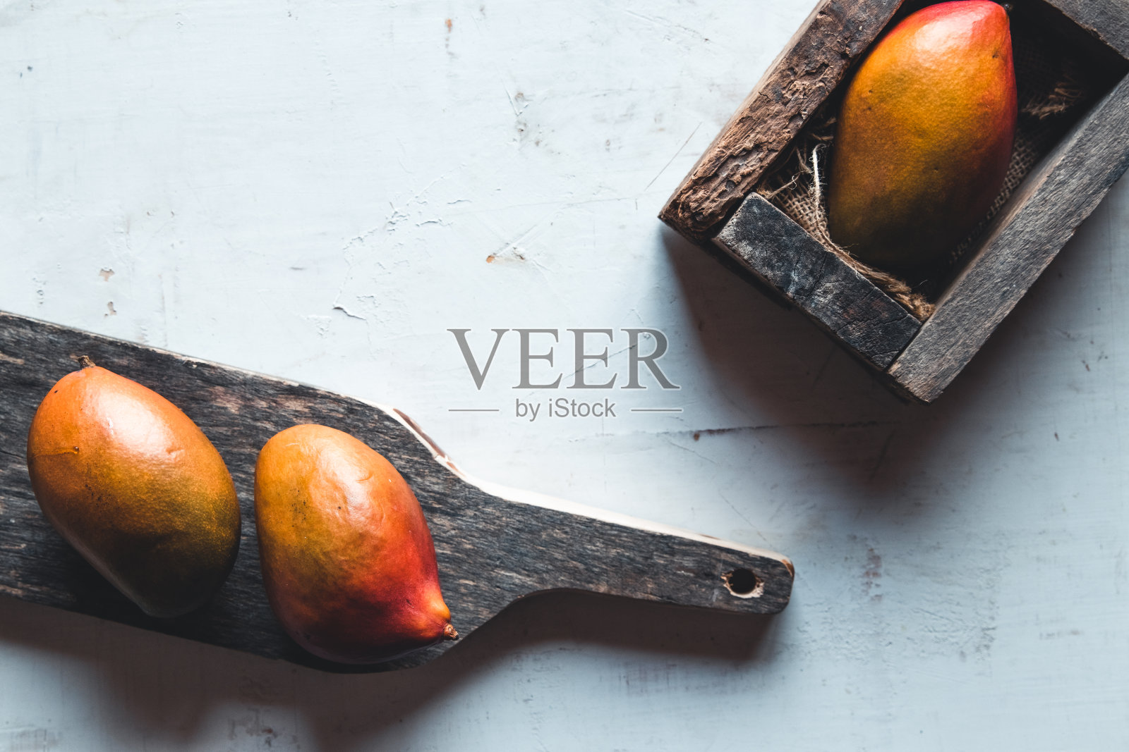 切菜板上的熟透芒果。有机水果。健康的食物照片摄影图片