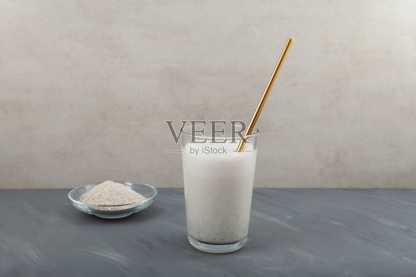 Misugaru拿铁或Misutgaru。健康的韩国杂粮奶昔。流行的自制早餐饮料。蛋白冰沙配烤杂粮粉照片摄影图片