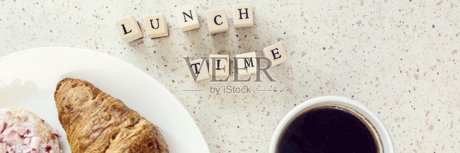 烤甜食放在白色盘子里照片摄影图片