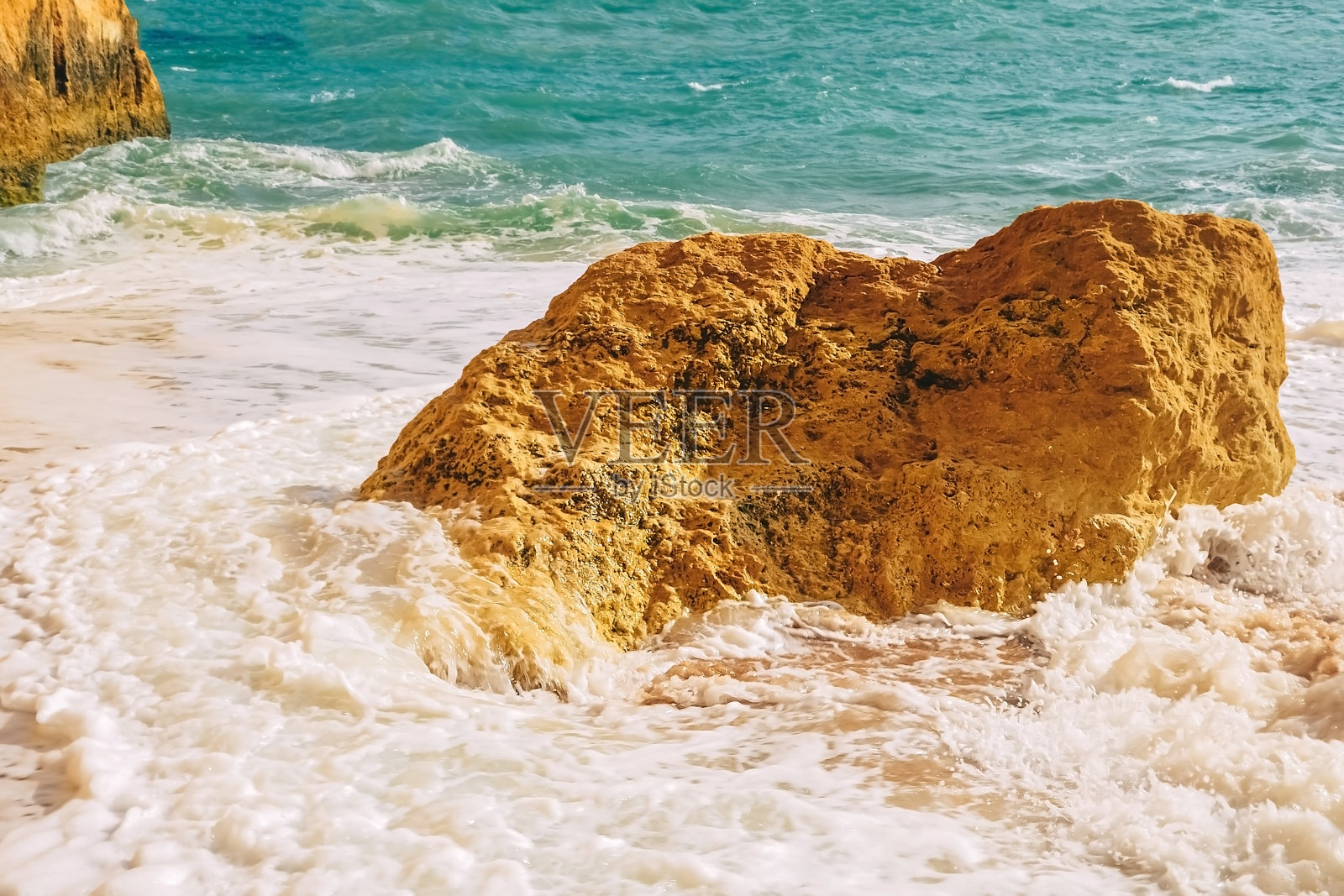 葡萄牙贝纳吉尔海滩,海浪撞击着大西洋上的岩石照片摄影图片