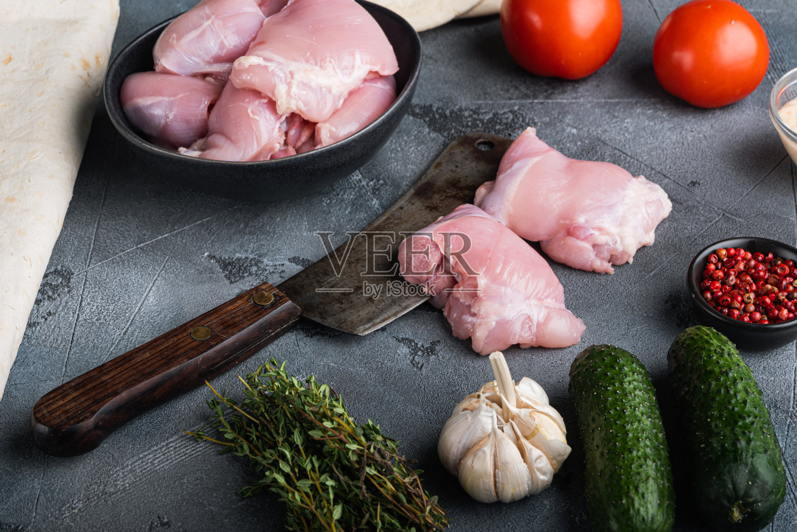 生肉配料,灰色背景上的鸡肉照片摄影图片