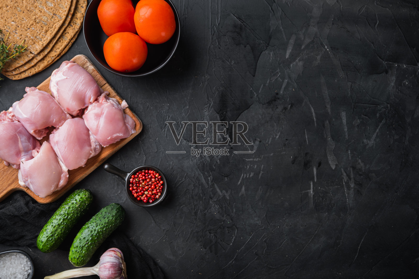 沙瓦玛食材,黑底鸡肉,平铺有复制空间照片摄影图片